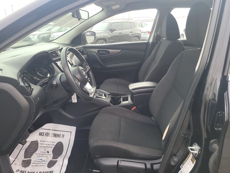 Nissan Rogue Sport Vehicle Full-screen Gallery Image 08