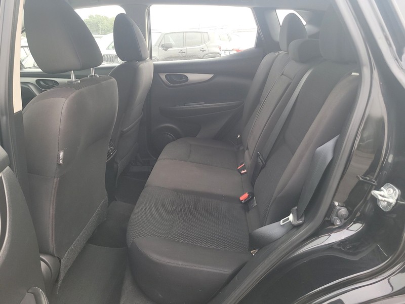 Nissan Rogue Sport Vehicle Full-screen Gallery Image 09