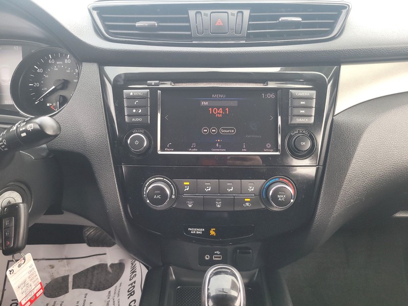 Nissan Rogue Sport Vehicle Full-screen Gallery Image 11