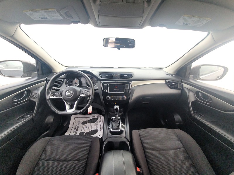 Nissan Rogue Sport Vehicle Full-screen Gallery Image 14