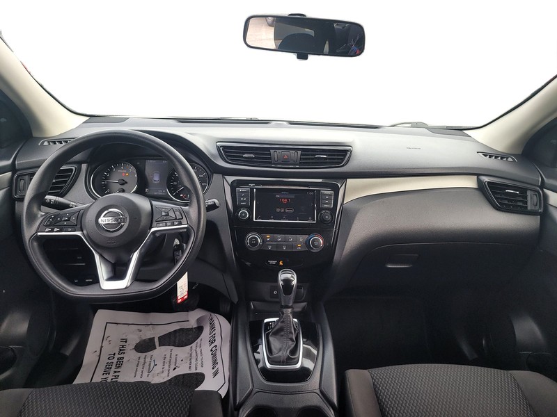 Nissan Rogue Sport Vehicle Full-screen Gallery Image 15