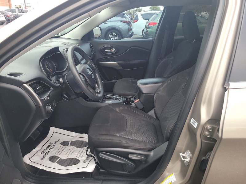 Jeep Cherokee Vehicle Full-screen Gallery Image 09