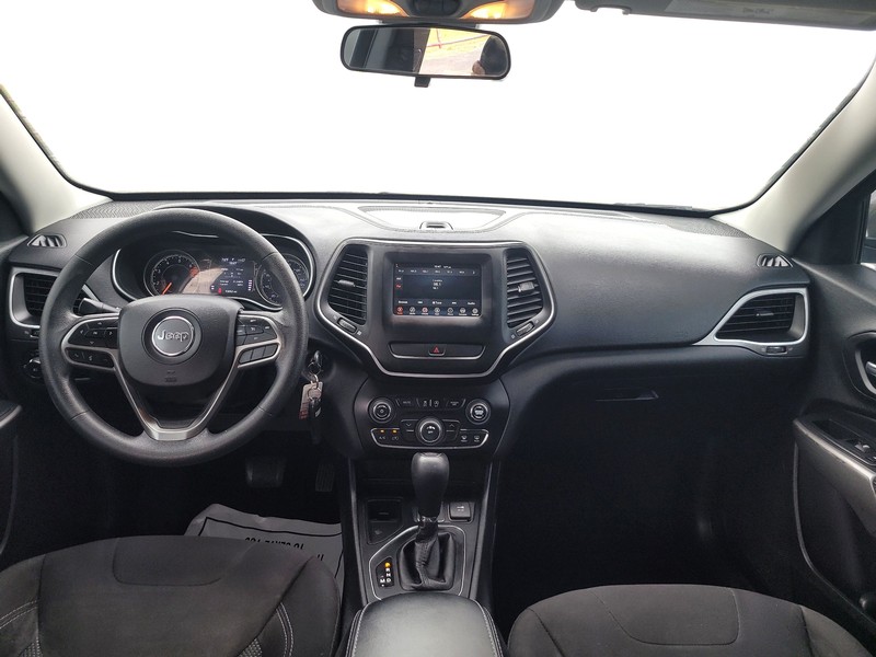 Jeep Cherokee Vehicle Full-screen Gallery Image 16