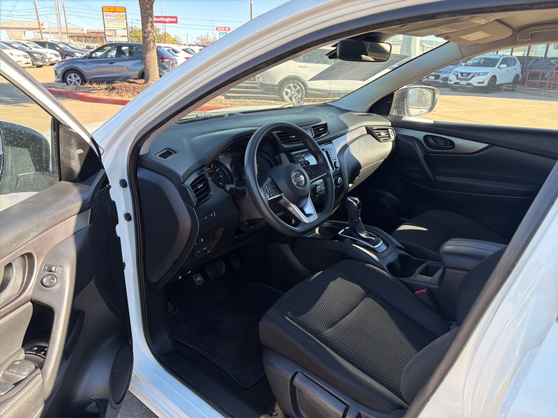 Nissan Rogue Sport Vehicle Full-screen Gallery Image 09