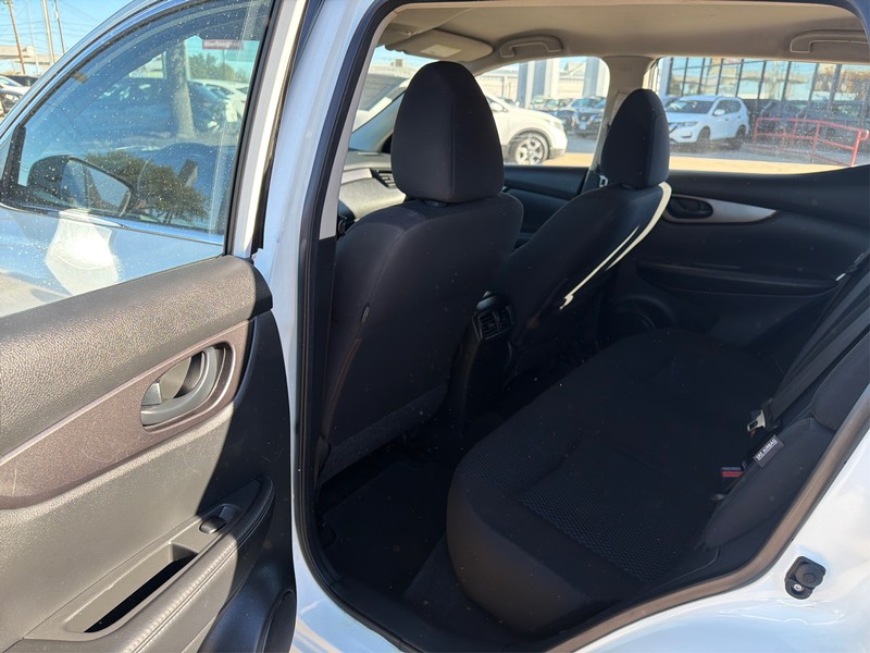 Nissan Rogue Sport Vehicle Full-screen Gallery Image 10