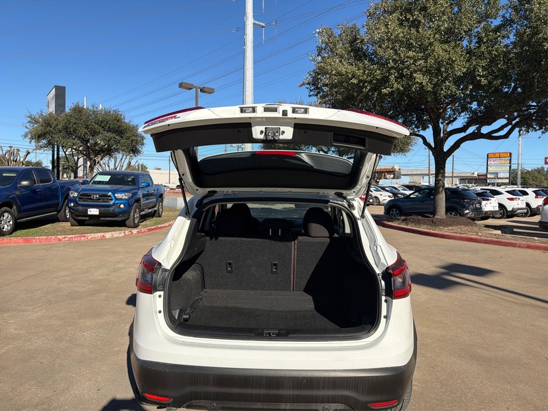 Nissan Rogue Sport Vehicle Full-screen Gallery Image 11