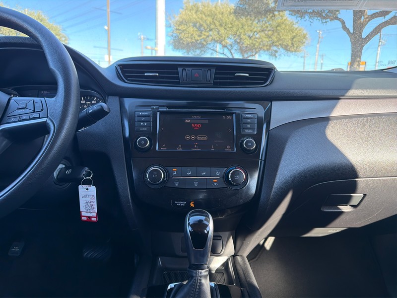 Nissan Rogue Sport Vehicle Full-screen Gallery Image 12