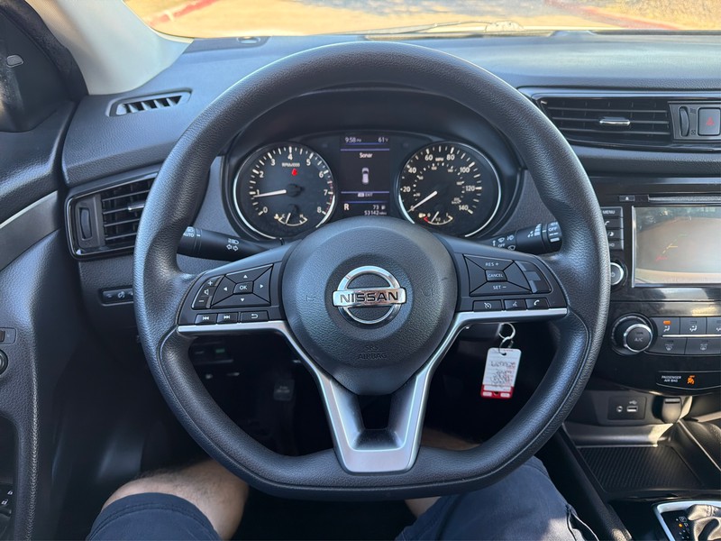 Nissan Rogue Sport Vehicle Full-screen Gallery Image 14