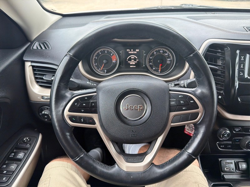 Jeep Cherokee Vehicle Full-screen Gallery Image 14