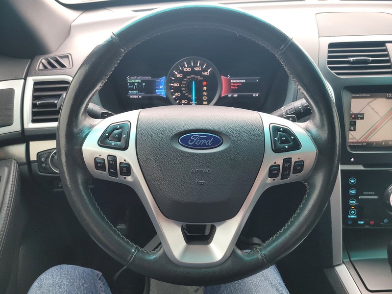 Ford Explorer Vehicle Full-screen Gallery Image 14