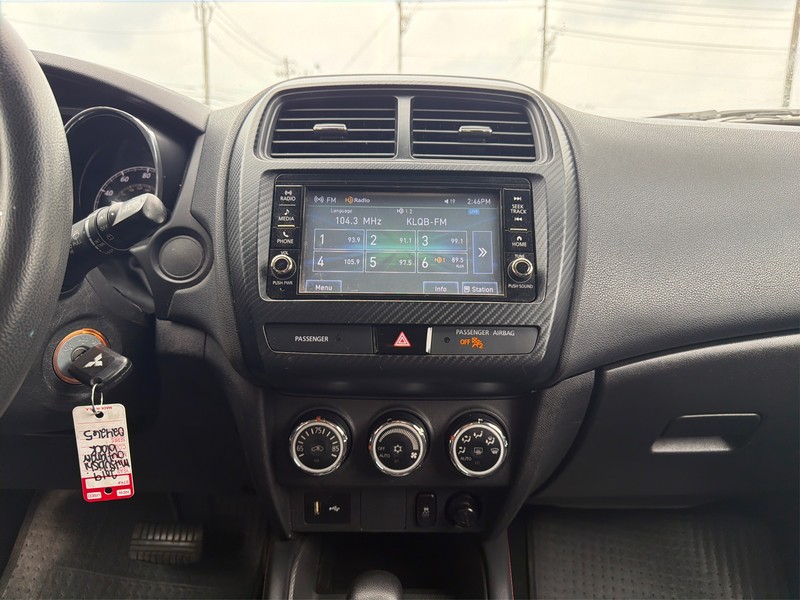 Mitsubishi Outlander Sport Vehicle Full-screen Gallery Image 12