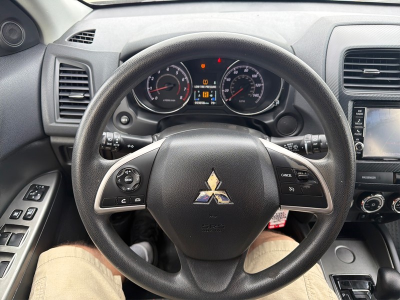 Mitsubishi Outlander Sport Vehicle Full-screen Gallery Image 14