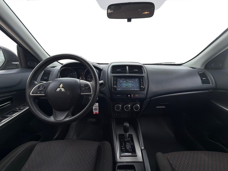 Mitsubishi Outlander Sport Vehicle Full-screen Gallery Image 15