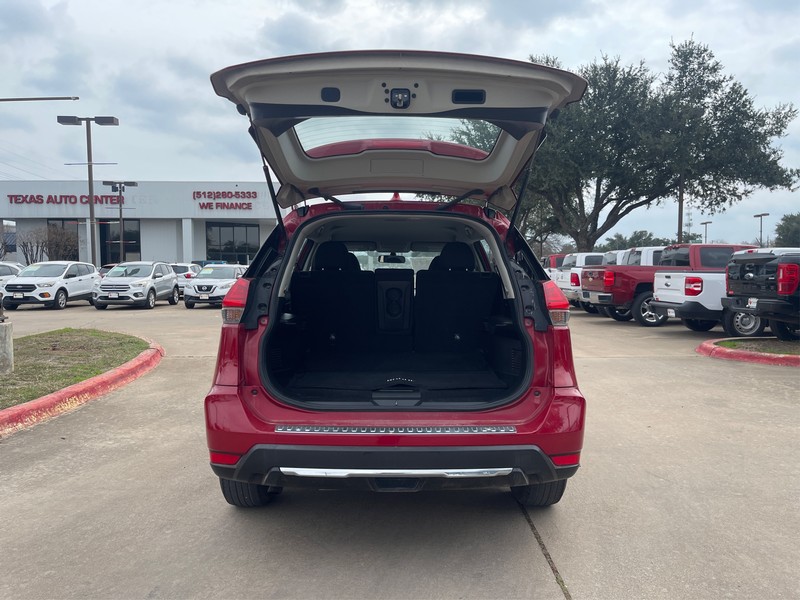 Nissan Rogue Vehicle Full-screen Gallery Image 09