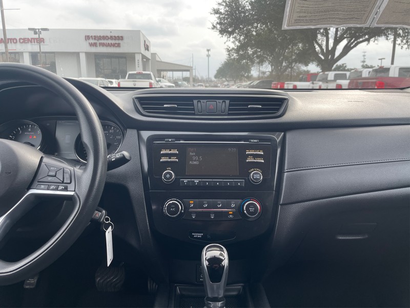 Nissan Rogue Vehicle Full-screen Gallery Image 10