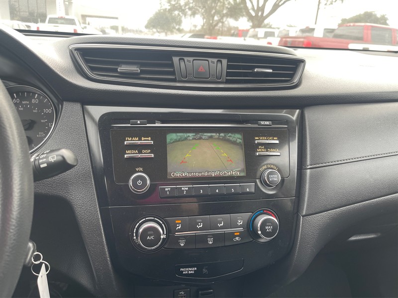 Nissan Rogue Vehicle Full-screen Gallery Image 15