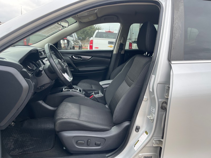 Nissan Rogue Vehicle Full-screen Gallery Image 08