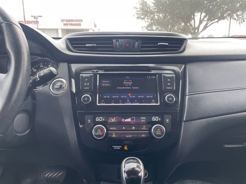 Nissan Rogue Vehicle Full-screen Gallery Image 11