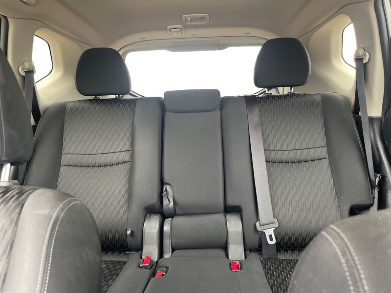 Nissan Rogue Vehicle Full-screen Gallery Image 12