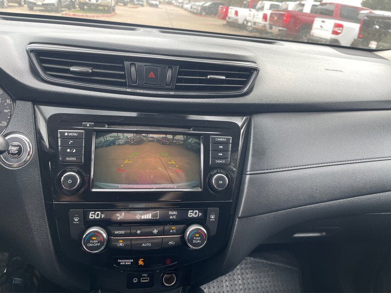 Nissan Rogue Vehicle Full-screen Gallery Image 16