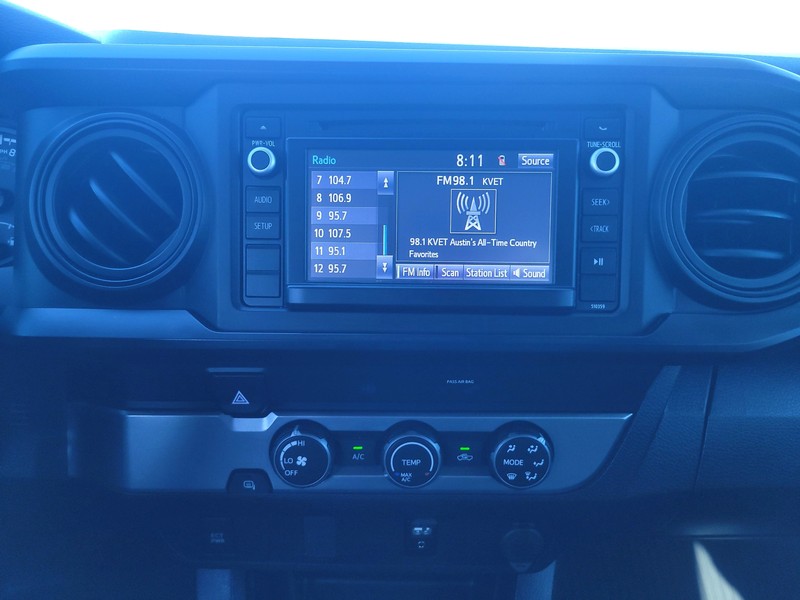 Toyota Tacoma 2WD Vehicle Full-screen Gallery Image 11