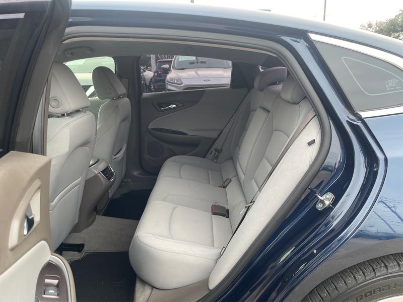 Chevrolet Malibu Vehicle Full-screen Gallery Image 9