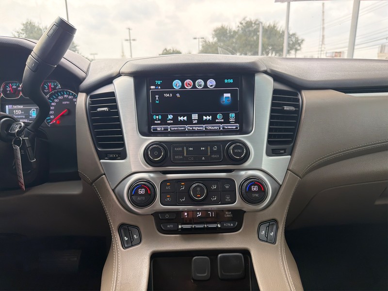 GMC Yukon Vehicle Full-screen Gallery Image 12