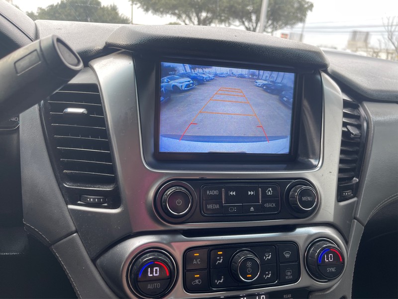 Chevrolet Suburban Vehicle Full-screen Gallery Image 17