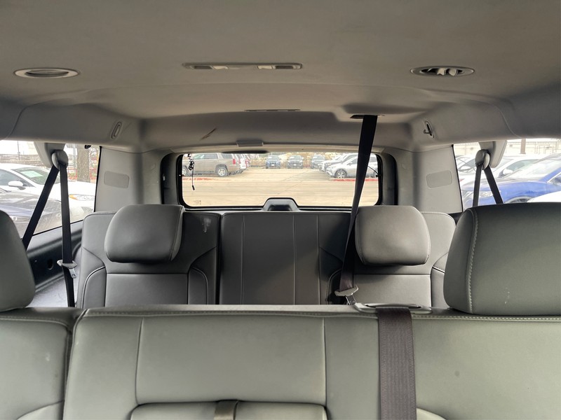 Chevrolet Suburban Vehicle Full-screen Gallery Image 18