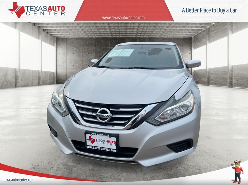 Nissan Altima Vehicle Full-screen Gallery Image 3