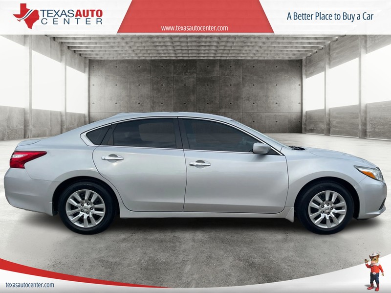 Nissan Altima Vehicle Full-screen Gallery Image 4