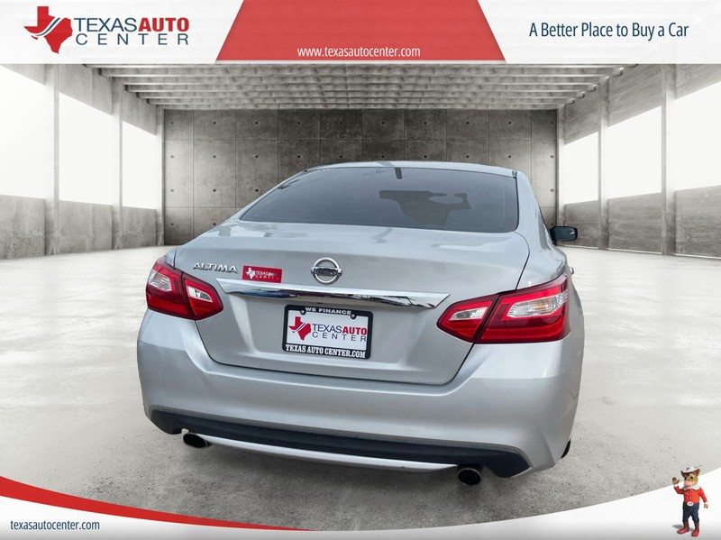 Nissan Altima Vehicle Full-screen Gallery Image 5