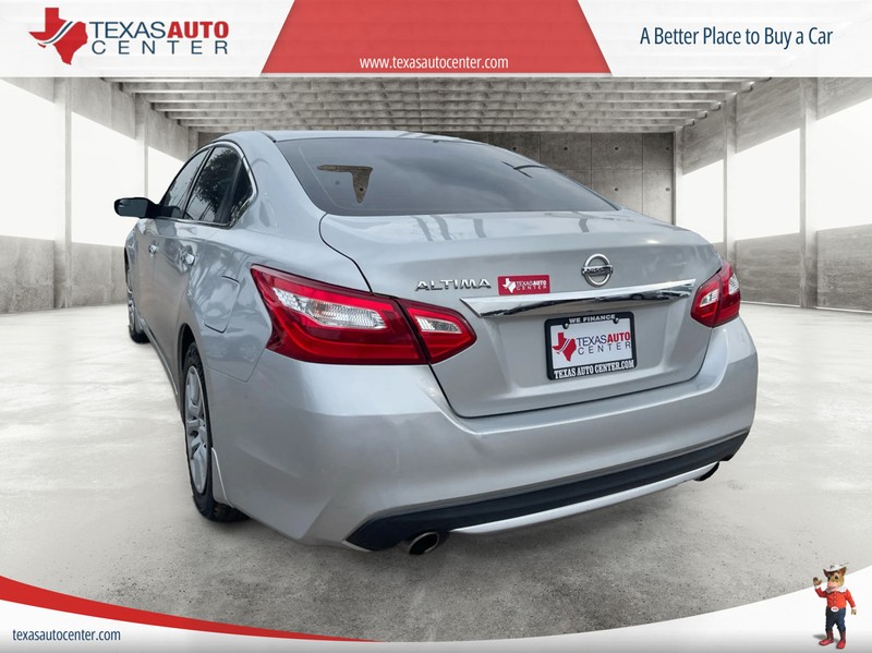 Nissan Altima Vehicle Full-screen Gallery Image 7