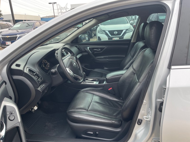 Nissan Altima Vehicle Full-screen Gallery Image 8