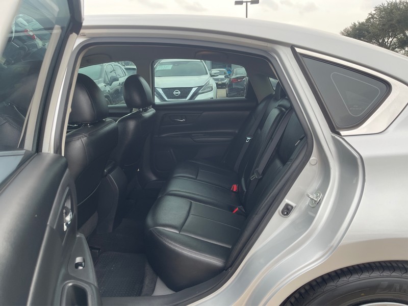 Nissan Altima Vehicle Full-screen Gallery Image 9