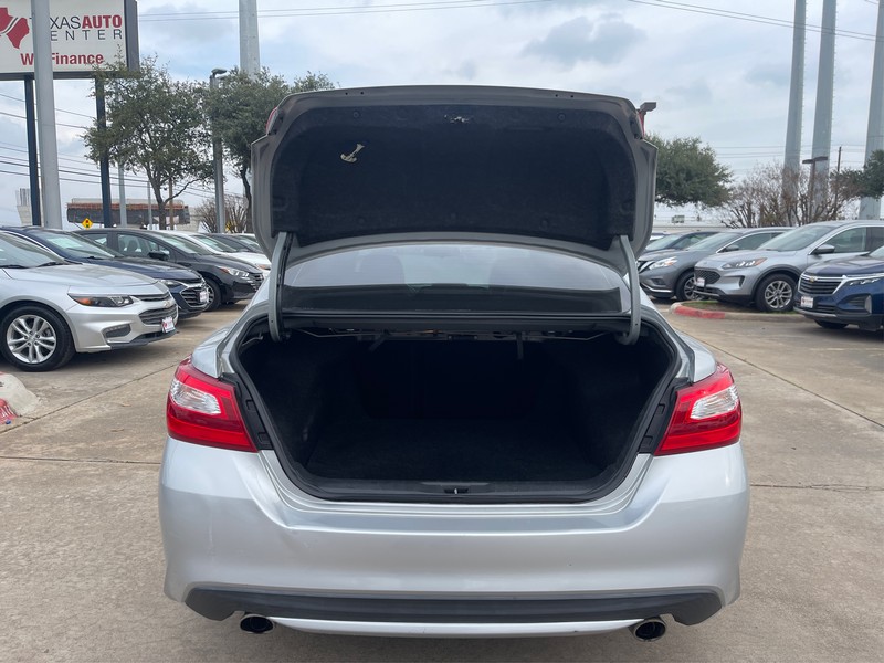 Nissan Altima Vehicle Full-screen Gallery Image 10