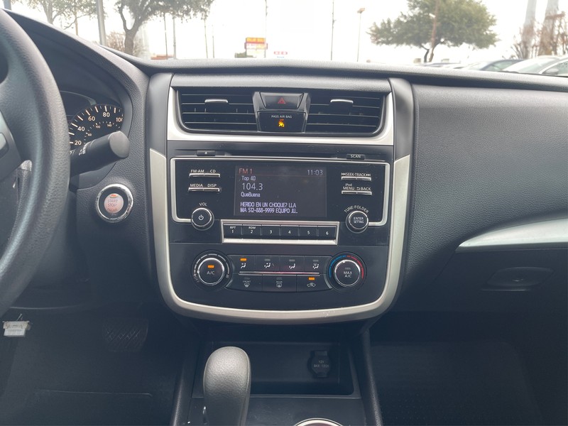 Nissan Altima Vehicle Full-screen Gallery Image 11