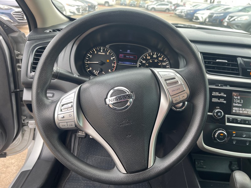 Nissan Altima Vehicle Full-screen Gallery Image 13