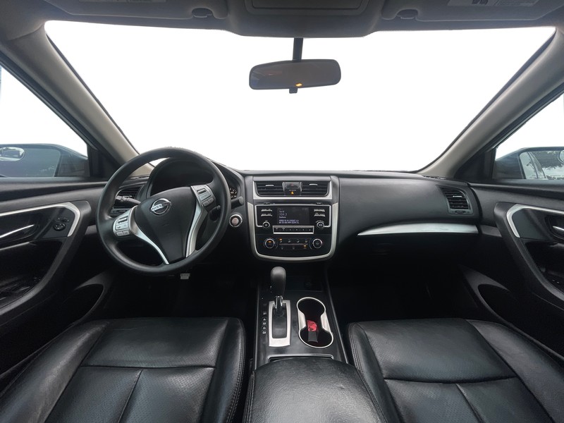 Nissan Altima Vehicle Full-screen Gallery Image 14