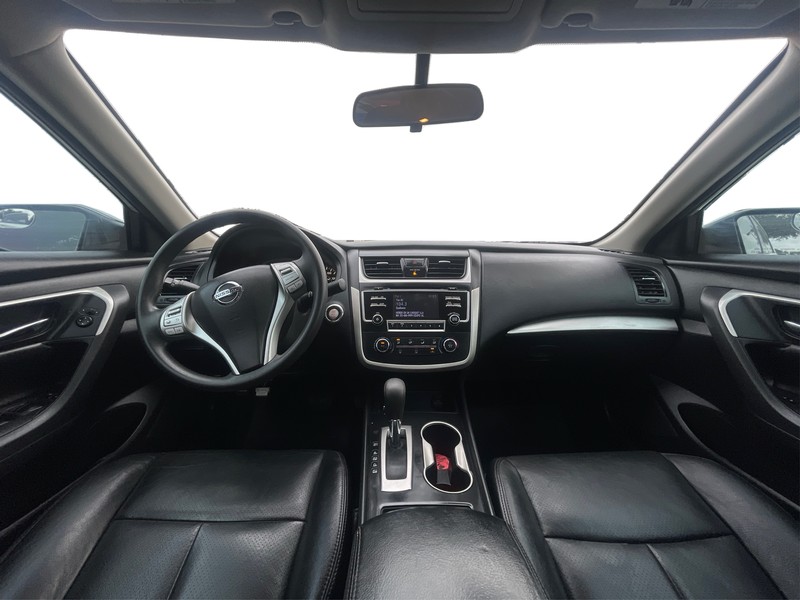 Nissan Altima Vehicle Full-screen Gallery Image 15