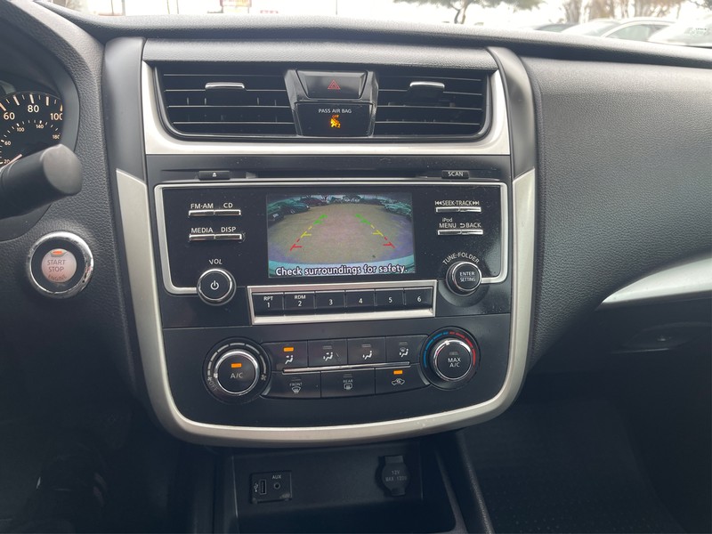 Nissan Altima Vehicle Full-screen Gallery Image 16