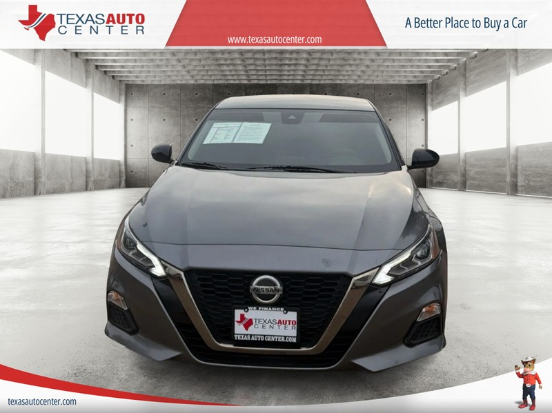 Nissan Altima Vehicle Full-screen Gallery Image 3