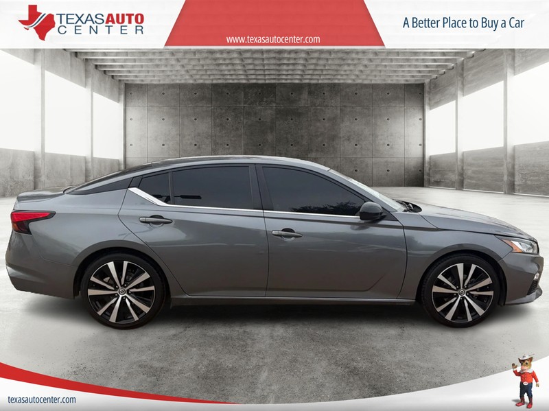 Nissan Altima Vehicle Full-screen Gallery Image 4
