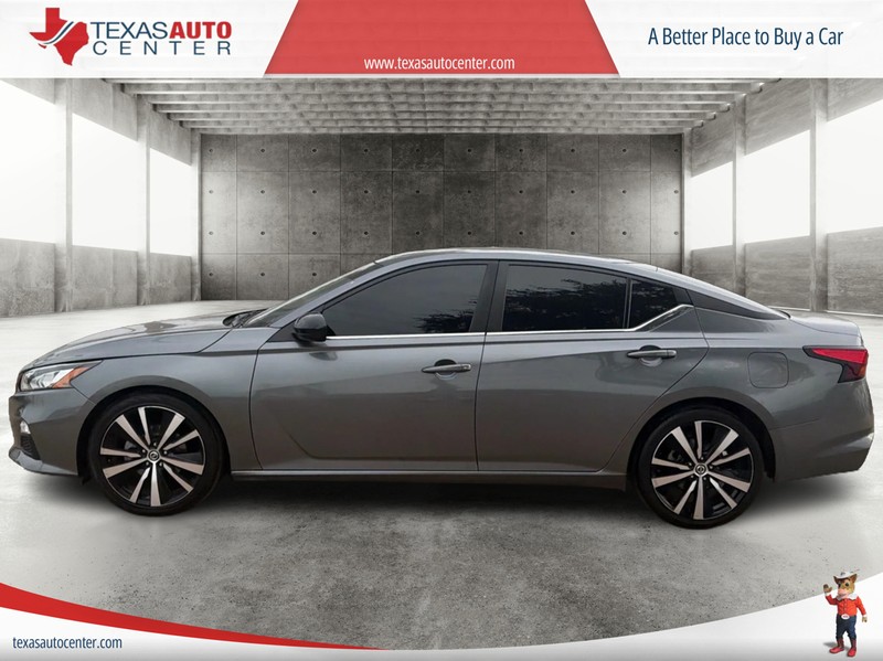 Nissan Altima Vehicle Full-screen Gallery Image 5