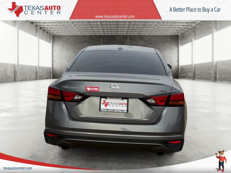 Nissan Altima Vehicle Full-screen Gallery Image 6