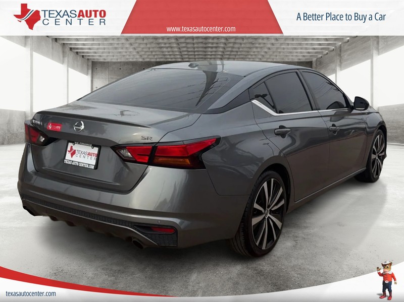 Nissan Altima Vehicle Full-screen Gallery Image 7