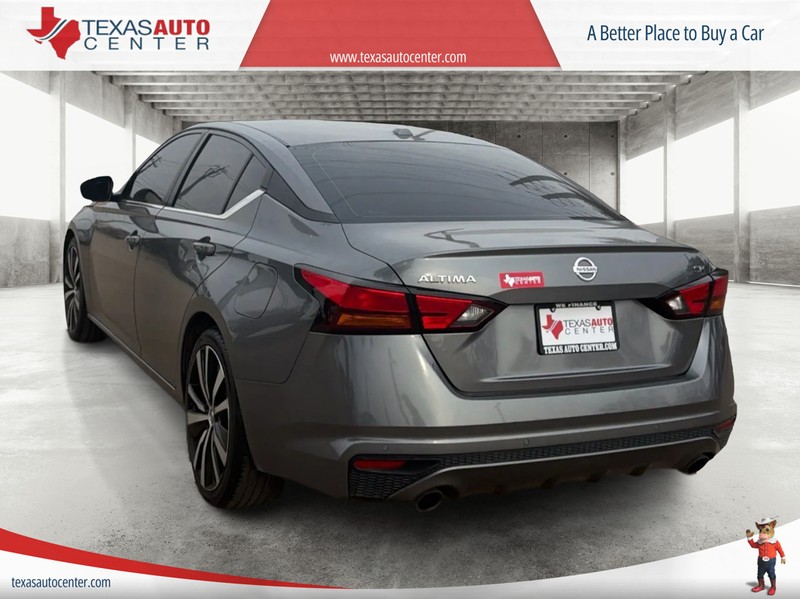Nissan Altima Vehicle Full-screen Gallery Image 8