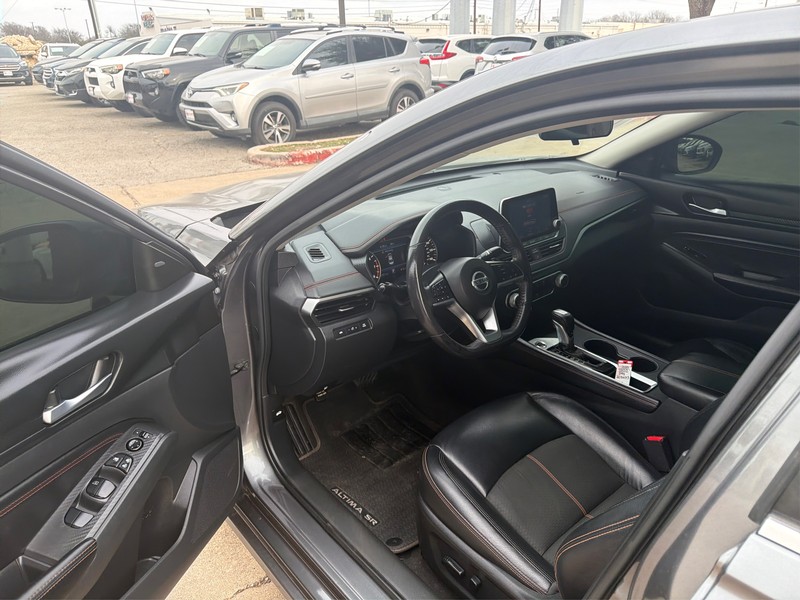 Nissan Altima Vehicle Full-screen Gallery Image 9