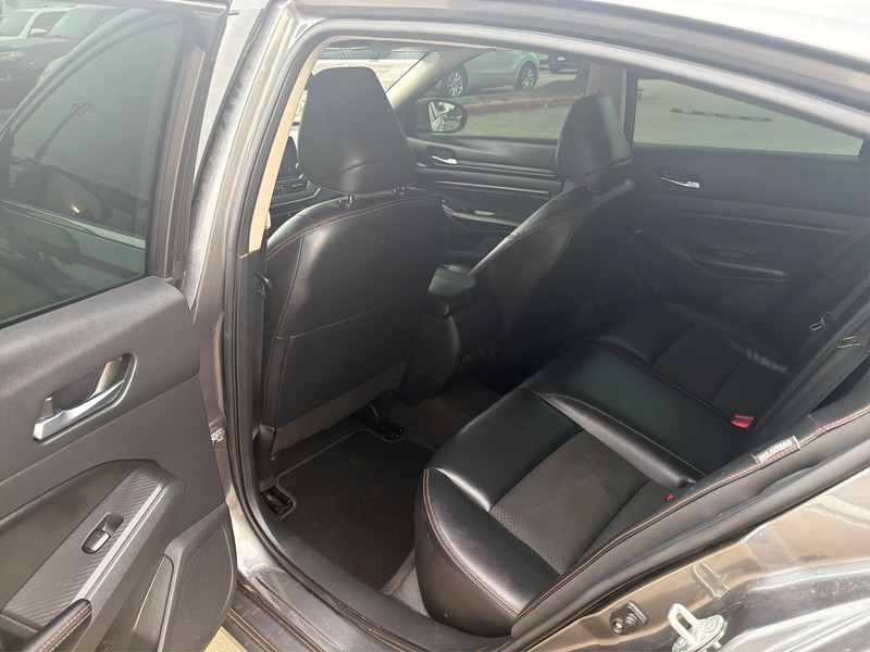 Nissan Altima Vehicle Full-screen Gallery Image 10