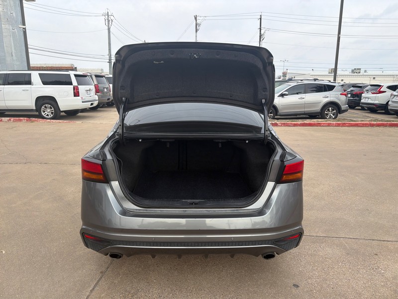 Nissan Altima Vehicle Full-screen Gallery Image 11